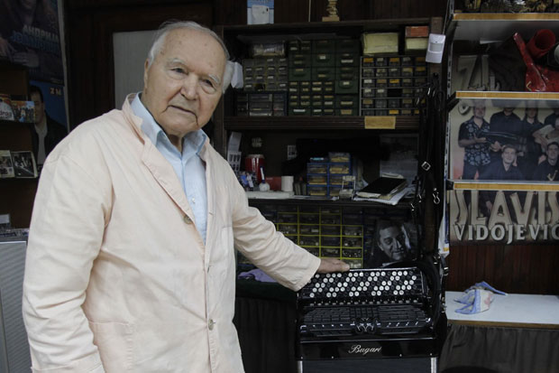 Нишлија у 91. години поправља хармонике